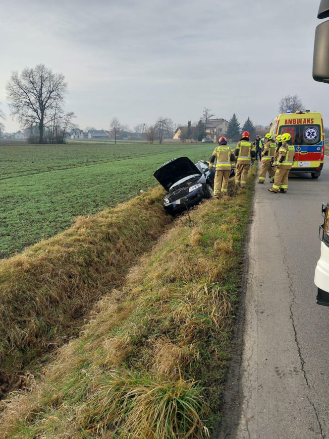 Samochód wpadł do rowu. Wypadek w miejscowości Niwki