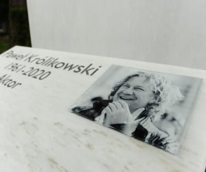 Nowy szczegół na grobie Królikowskiego
