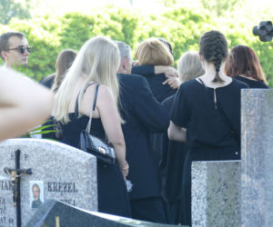 Grób biznesmena zamordowanego pod Łęczycą tonie w kwiatach