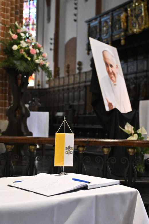 Warszawa żegna papieża Franciszka. Poruszające wpisy w Archikatedrze 