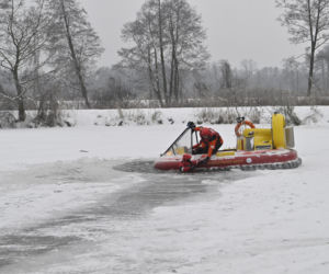 Gdy załamie się lód. Co robić, by uratować siebie lub kogoś, gdy wpadnie do wody?