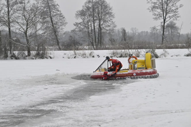 Gdy załamie się lód. Co robić, by uratować siebie lub kogoś, gdy wpadnie do wody?