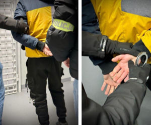 Rzucił butelką w ochroniarza po nieudanej próbie kradzieży