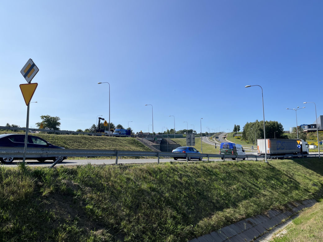Objazd i ograniczenie prędkości. Ruszyły utrudnienia na S51 w Stawigudzie