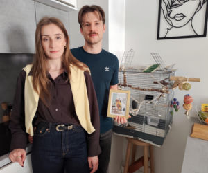 Brutalna egzekucja papugi. Szokująca kartka na drzwiach zdradziła sąsiadów?