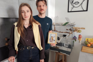 Brutalna egzekucja papugi. Szokująca kartka na drzwiach zdradziła sąsiadów?