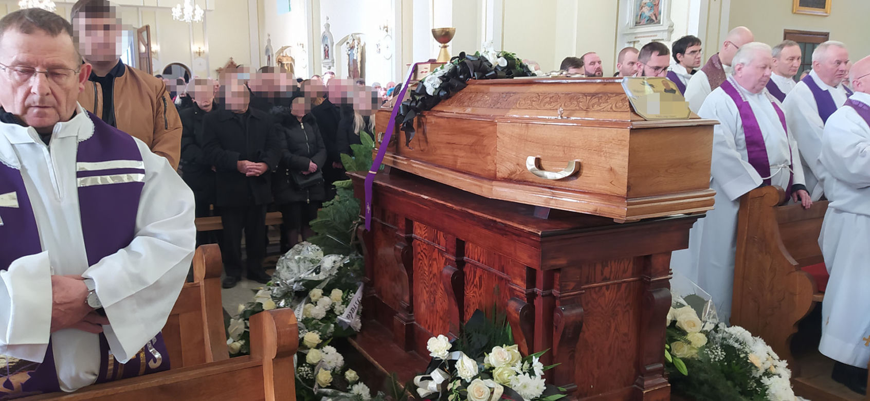 Morze kwiatów w kościele