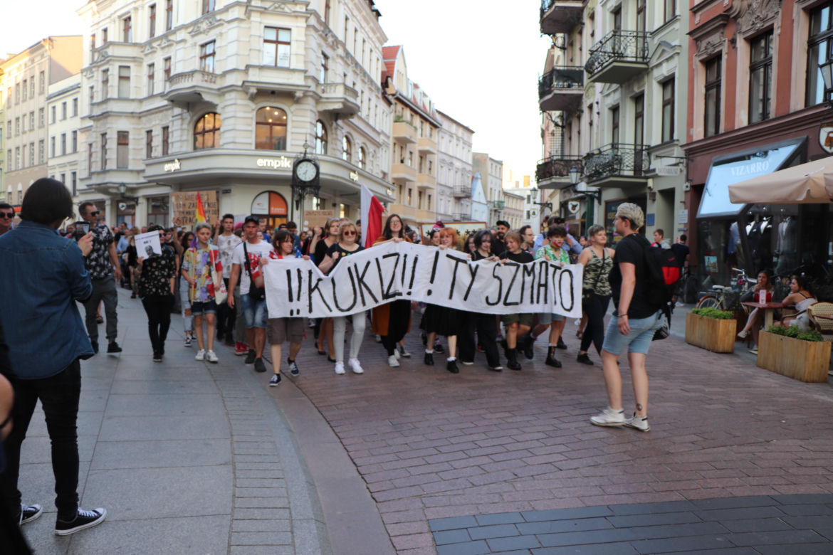 Torunianie protestują przeciwko przegłosowaniu Lex TVN