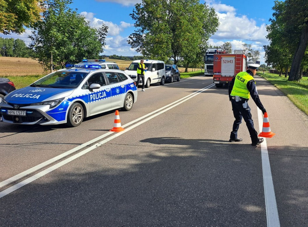 Przerażający wypadek pod Starogardem Gdańskim. Dwóch 30-latków zginęło w zmasakrowanym mercedesie [ZDJĘCIA].