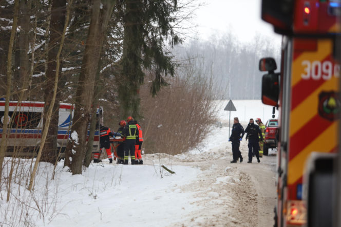 Poważny wypadek na Warmii i Mazurach. Lód paraliżuje region