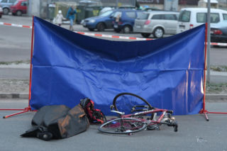 Wepchnęli Piotra pod autobus z zemsty. Tragedia w Pabianicach