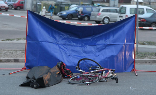 Wepchnęli Piotra pod autobus z zemsty. Tragedia w Pabianicach