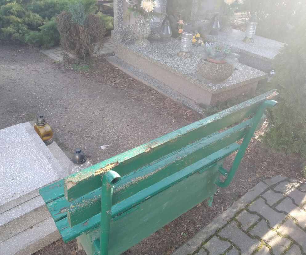 Ławek przy grobach na gorzowskim cmentarzu nie brakuje. 