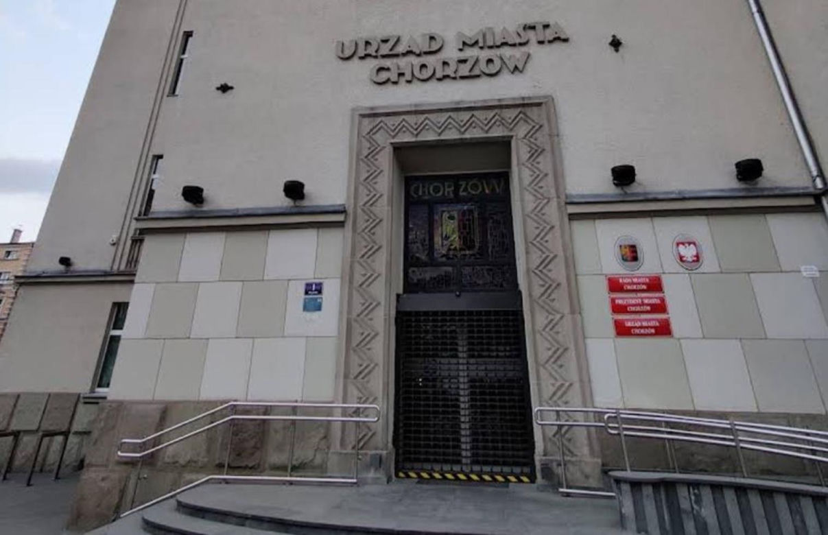 Zamaskowany mężczyzna wszedł do budynku Urzędu Miasta w Chorzowie