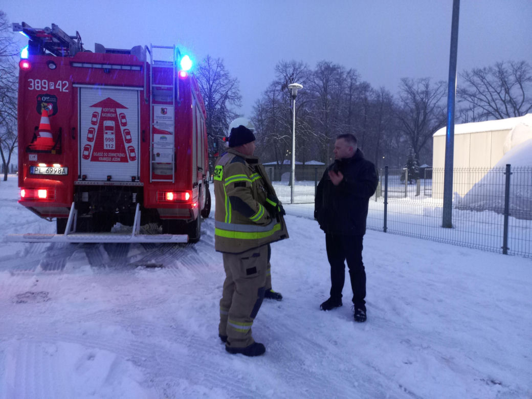 Pod ciężarem śniegu zapadło się zadaszenie lodowiska w Lesznie! Na miejscu pracują służby