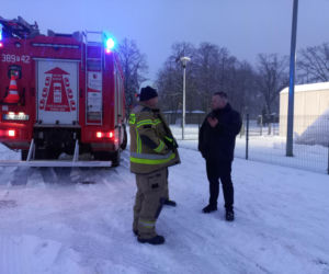 Pod ciężarem śniegu zapadło się zadaszenie lodowiska w Lesznie! Na miejscu pracują służby