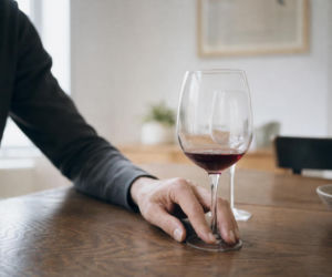 Lampka wina też ma znaczenie dla ryzyka raka. Organizm rozkłada alkohol na toksyczną substancję