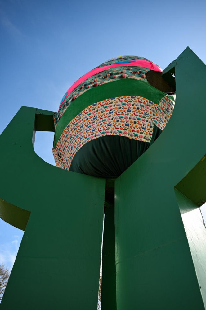 Pomnik Ziemniaka w wielkanocnej odsłonie