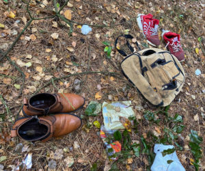 Szymki. Opuszczone koczowisko migrantów przy granicy polsko-białoruskiej / Sołtys wsi Szymki (woj. podlaskie) z rodziną