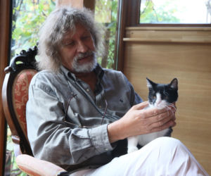 Wiemy, u kogo teraz mieszka Jarosław Kaczyński! W takich warunkach spędza czas. Mamy ZDJĘCIA!