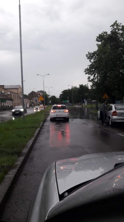 Gwałtowna ulewa nad Radomiem. Zalane i nieprzejezdne ulice! [ZDJĘCIA]