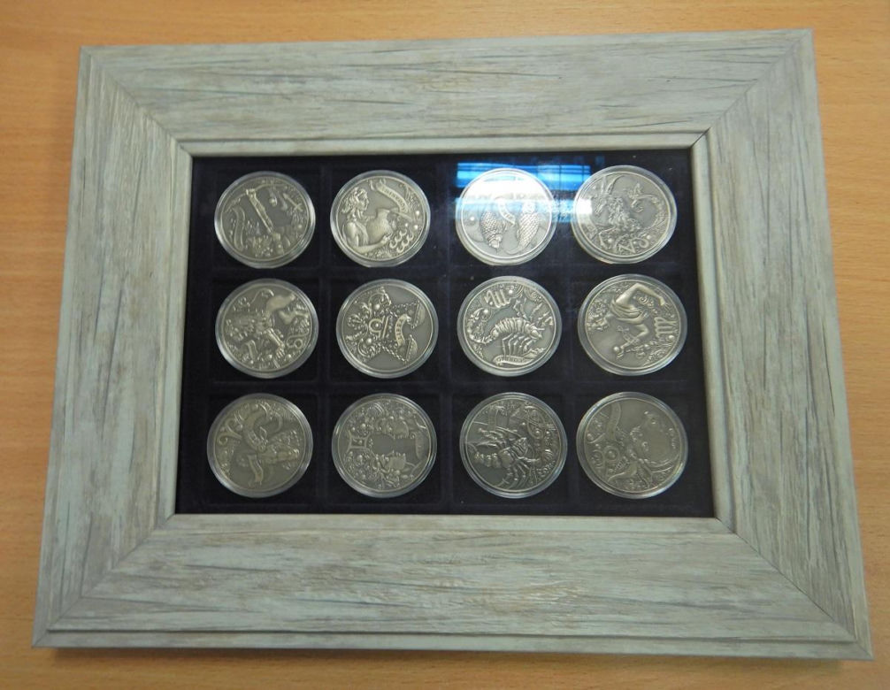 Przedmioty kolekcjonerskie zatrzymane na granicy. Monety, banknoty i odznaczenia przewożone nielegalnie. 