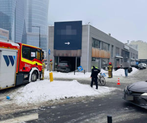 Totalna demolka na Woli. Po kolizji wjechał mercedesem do sklepu