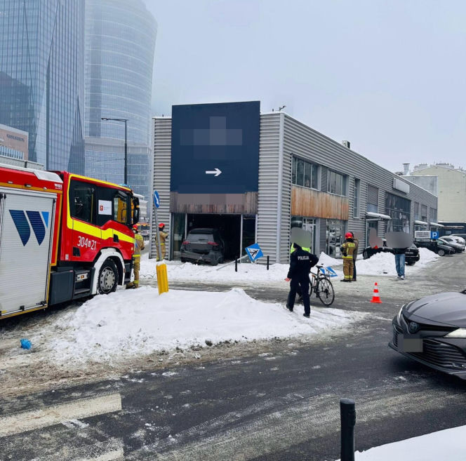 Totalna demolka na Woli. Po kolizji wjechał mercedesem do sklepu