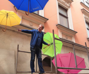 Kolorowe parasole znów wiszą na ulicy Piekarskiej