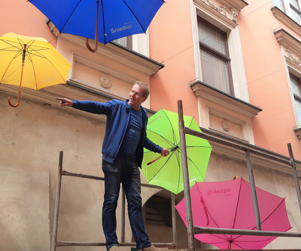 Kolorowe parasole znów wiszą na ulicy Piekarskiej