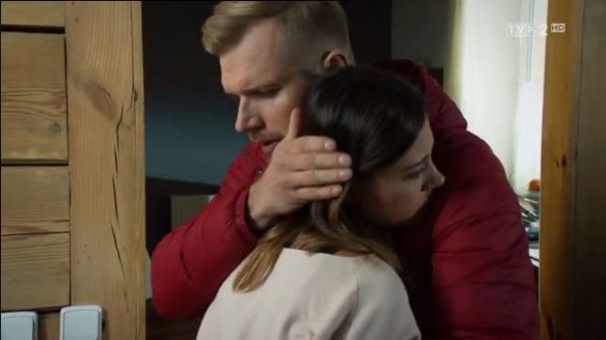 M jak miłość, odcinek 1366. Artur (Tomasz Ciachorowski), Iza (Adriana Kalska)