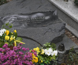 Tak wygląda grób prof. Jadwigi Staniszkis dwa lata po śmierci