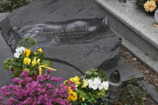 Tak wygląda grób prof. Jadwigi Staniszkis dwa lata po śmierci