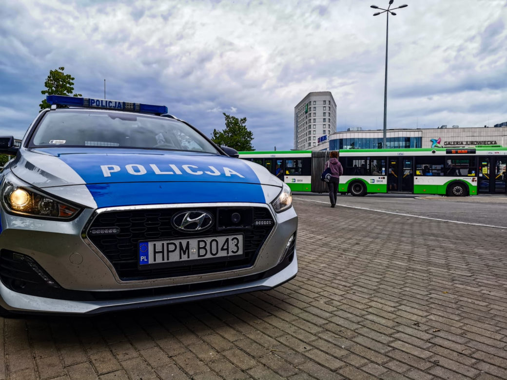 Białystok. Policjanci sprawdzają, czy pasażerowie BKM noszą maseczki. Za jej brak jest 500 zł mandatu [ZDJĘCIA]