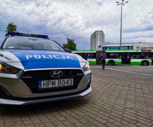 Białystok. Policjanci sprawdzają, czy pasażerowie BKM noszą maseczki. Za jej brak jest 500 zł mandatu [ZDJĘCIA]