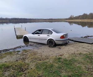 Nastolatek wjechał BMW do jeziora po nocnym drifcie. Teraz odpowie przed sądem