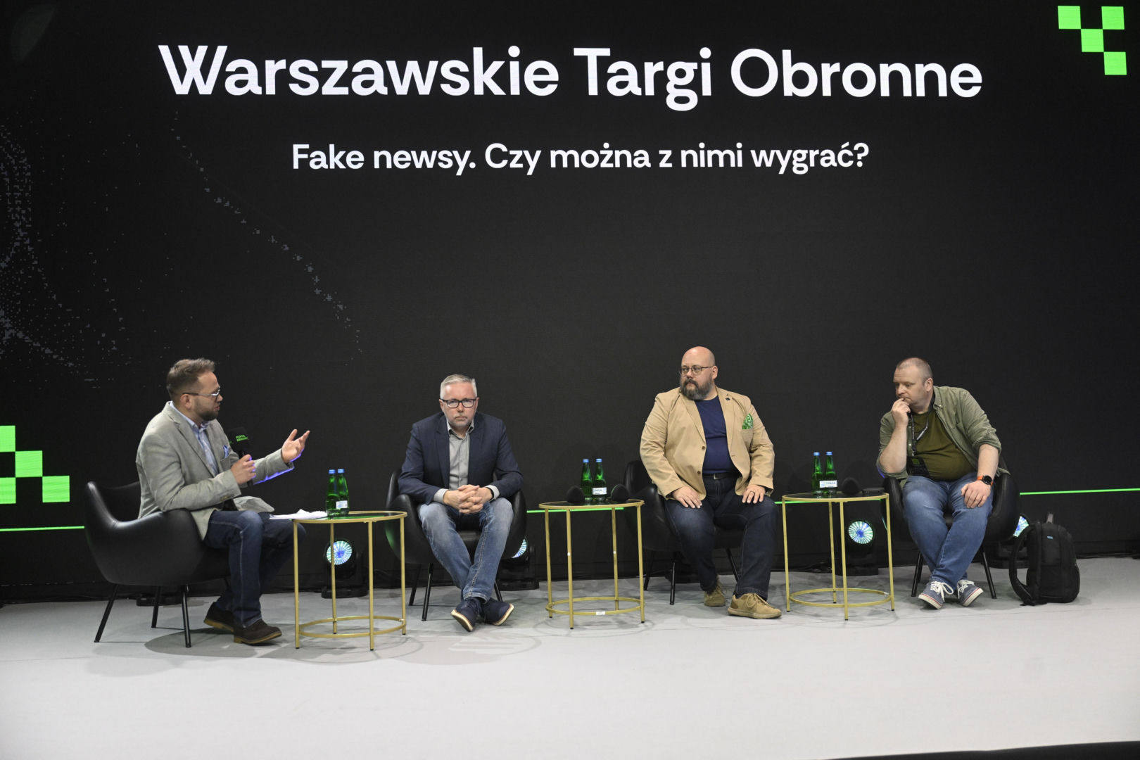 Warszawskie Targi Obronne. Scena Biała. Fake newsy. Czy można z nimi wygrać