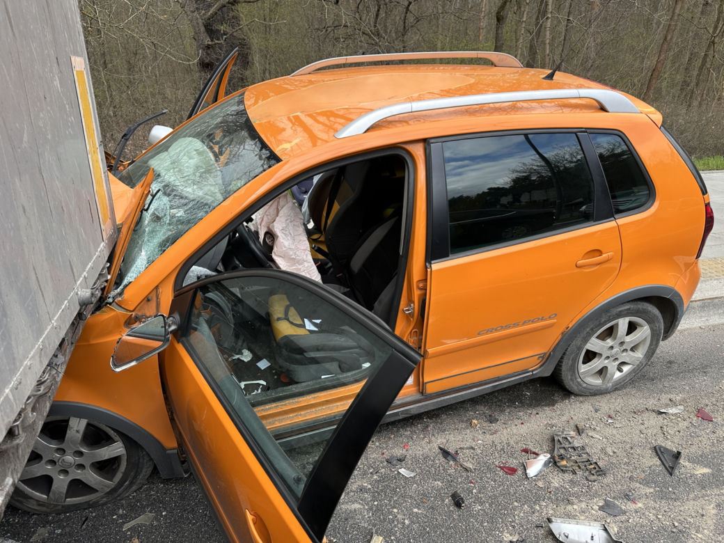 Wiozła małe dziecko, wjechała pod ciężarówkę. Dramatyczny wypadek w Aninie