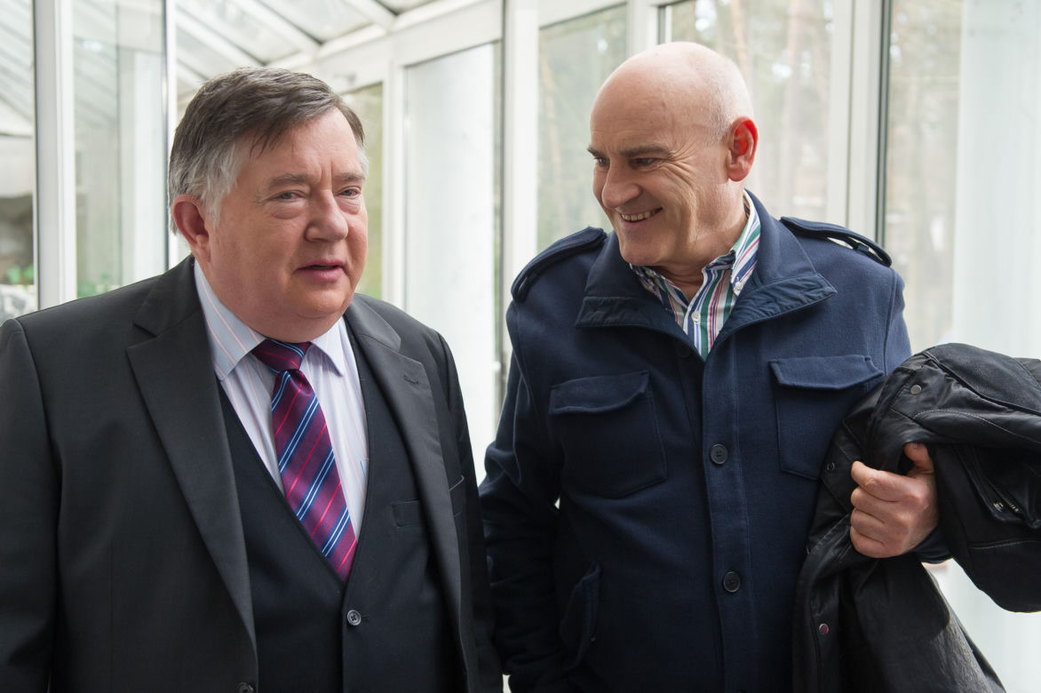 Na Wspólnej odcinek 2265. Włodek Zięba (Mieczysław Hryniewicz), Roman Hoffer (Waldemar Obłoza)