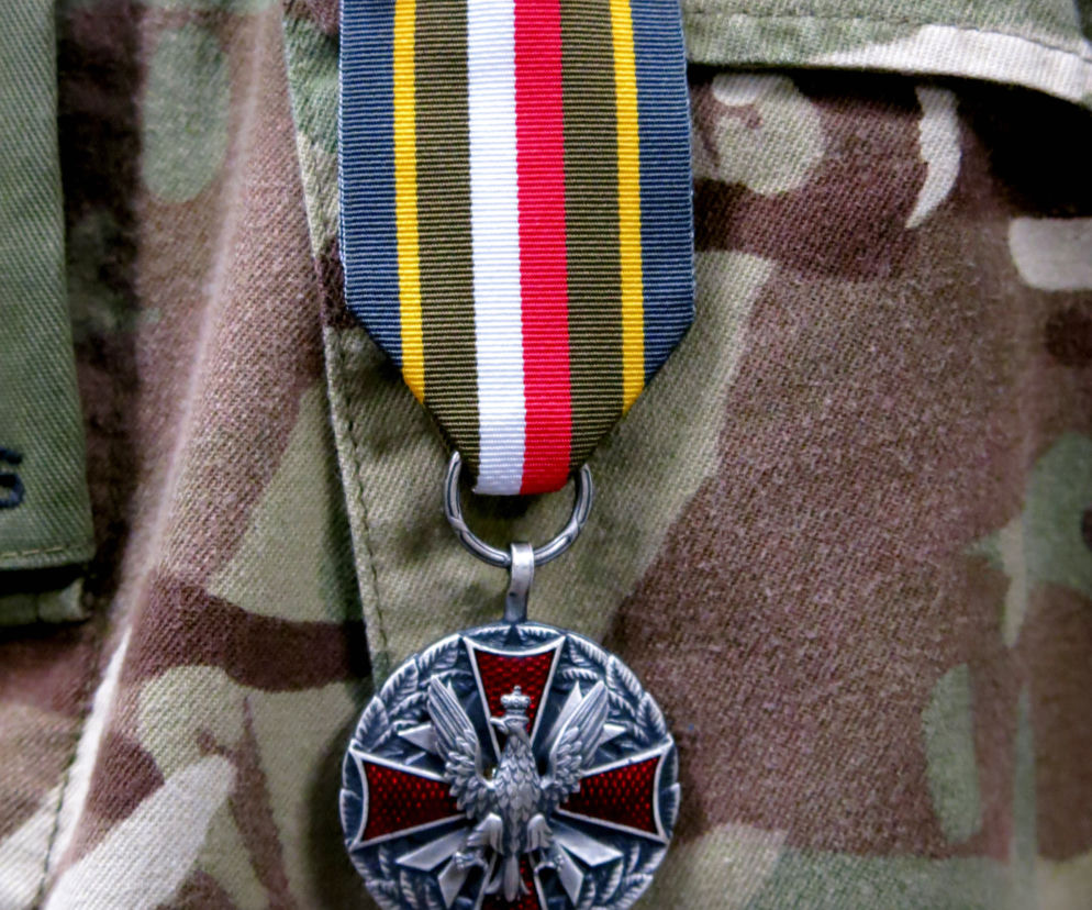 Białystok. Brytyjski oficer mjr Luke Dodington otrzymał Srebrny Medal Wojska Polskiego