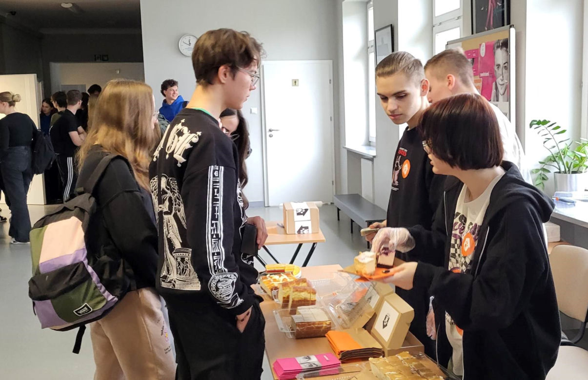 ZOBACZ ZDJĘCIA z kiermaszu w ramach projektu "ŁAPA" uczniów II LO im. Królowej Jadwigi w Siedlcach