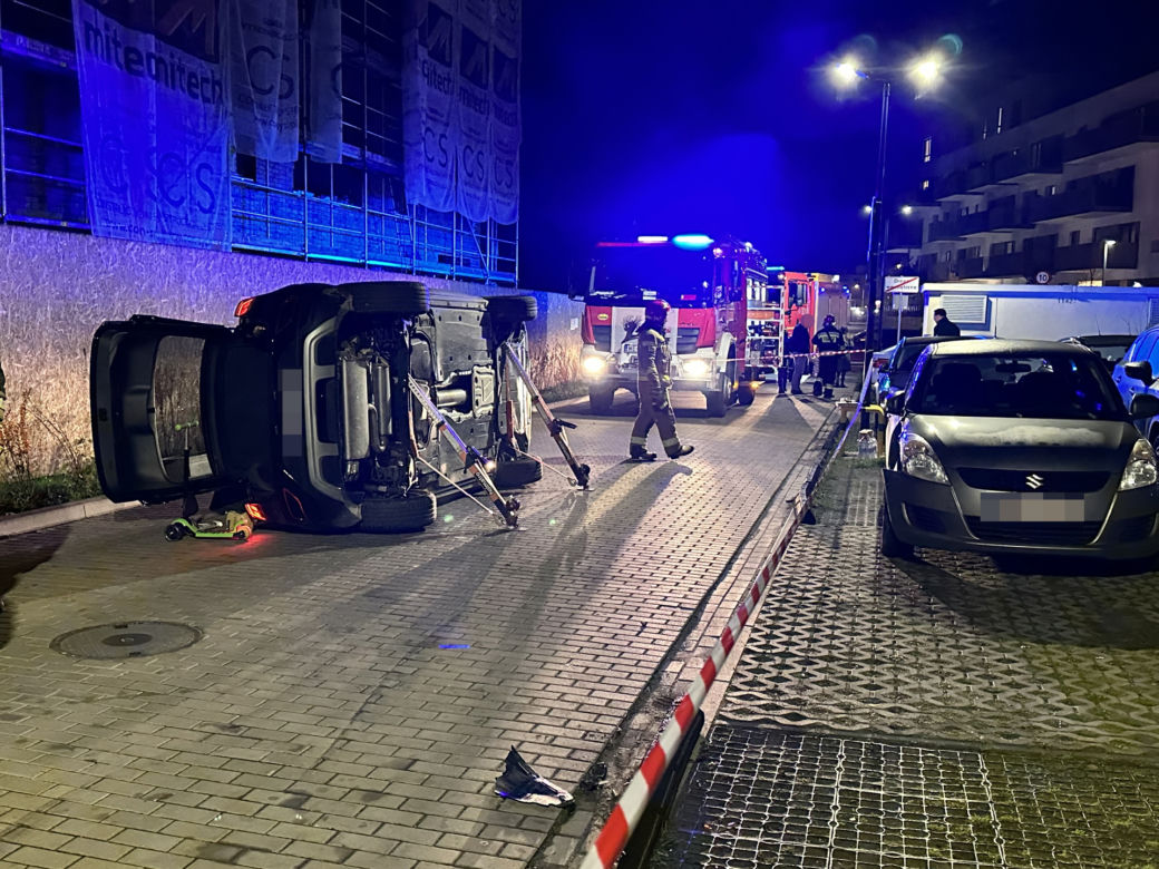 Pijana policjantka wiozła autem dzieci. Jej samochód wylądował na boku. Funkcjonariuszka została zawieszona