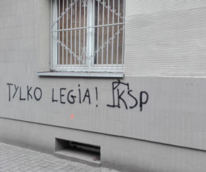 Coraz więcej symboli, napisów i obraźliwych haseł na praskich budynkach
