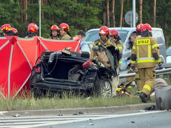 Tragiczny wypadek w Ząbkach. Nie żyje jeden z mężczyzn podróżujących Audi