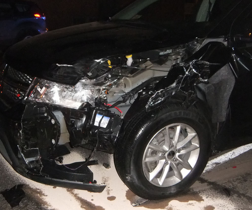 Pijany kierowca uszkodził zaparkowane auto i odjechał