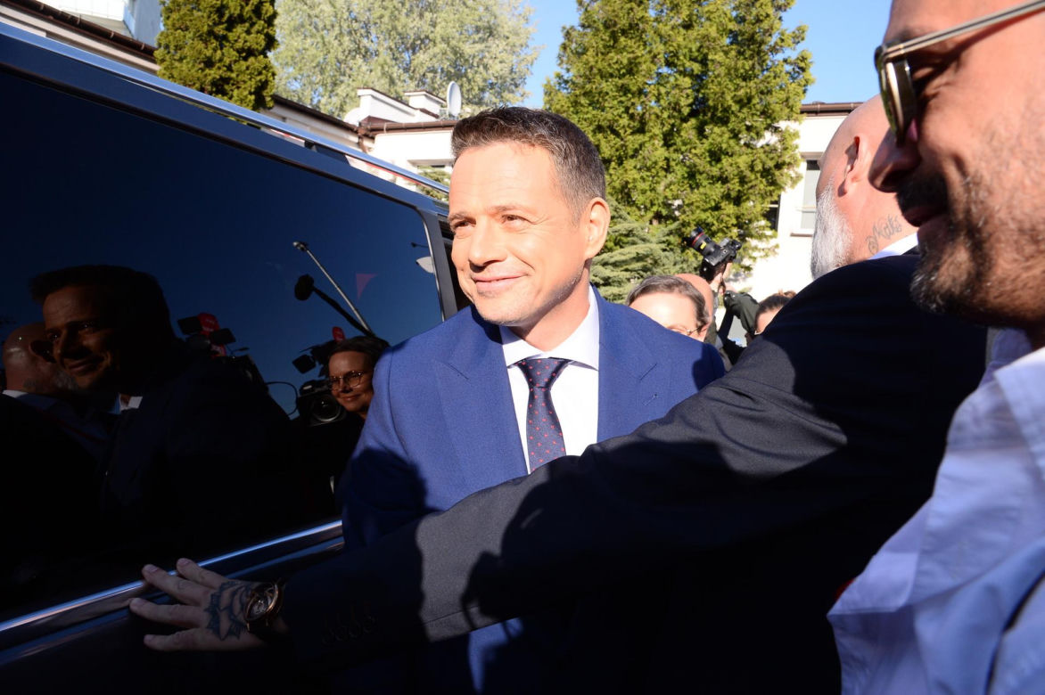 Rafał Trzaskowski  otoczony dziennikarzami przed debatą "Super Expressu"