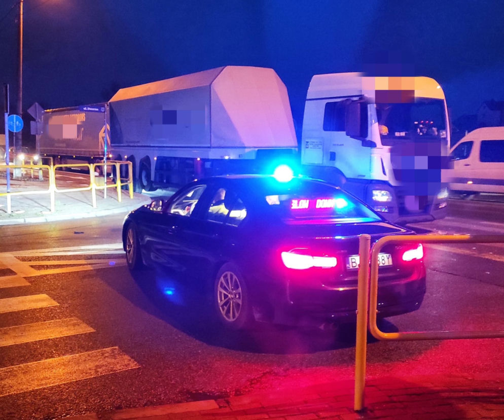 Grajewo. Ciężarówka potrącił pieszego na przejściu. Mężczyzna w szpitalu [FOTO]