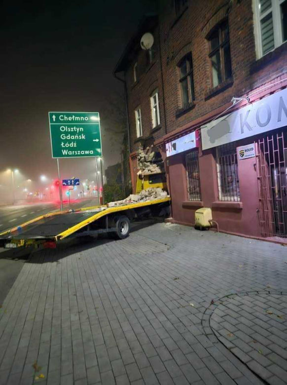 Laweta wjechała w budynek kamienicy przy Szosie Chełmińskiej w Toruniu