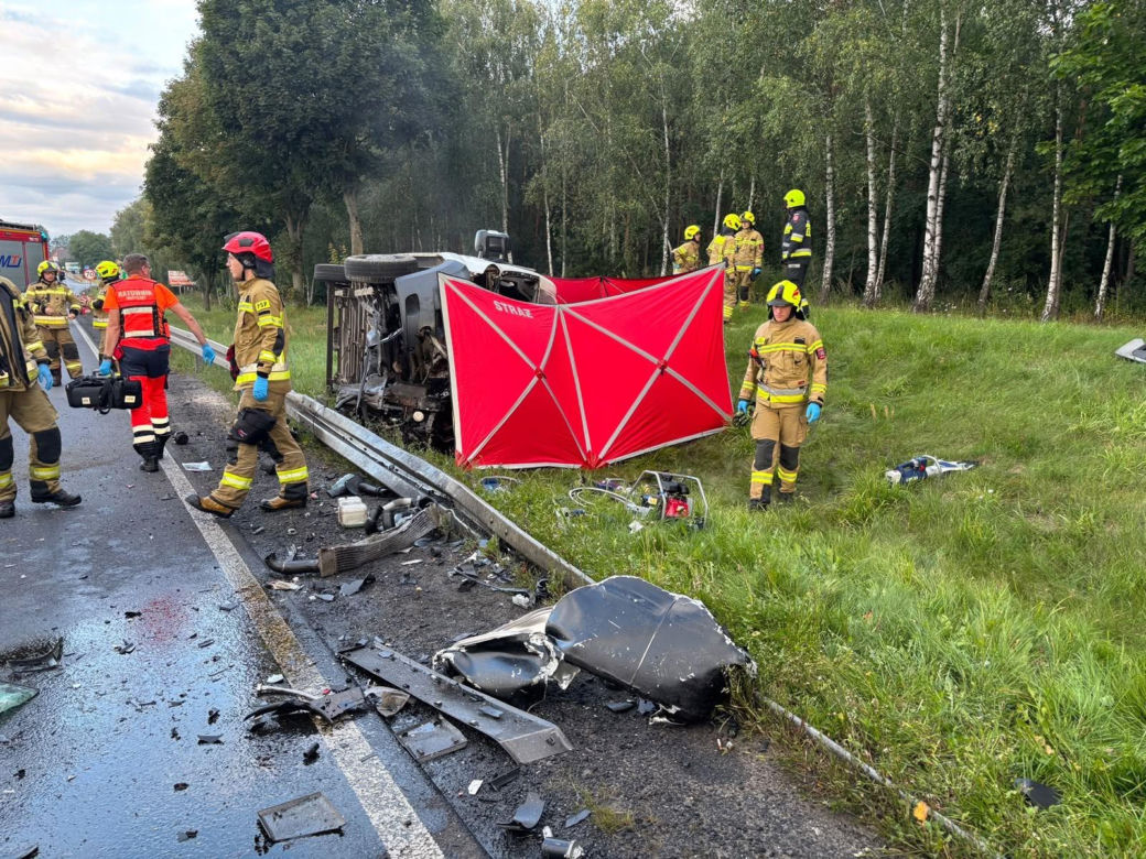 Tragiczny wypadek na DK10. Bus zderzył się z ciężarówką. Kierowca zginął na miejscu