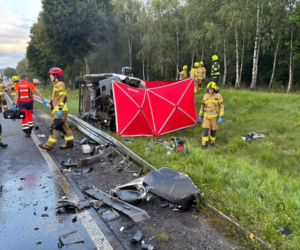 Tragiczny wypadek na DK10. Bus zderzył się z ciężarówką. Kierowca zginął na miejscu